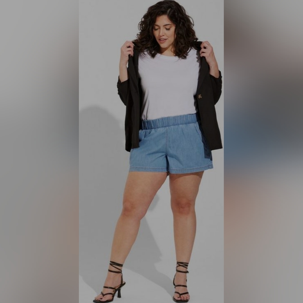 Torrid 3.5 Inch Pull-On Lightweight Denim High-Rise Short size 5 (5x)